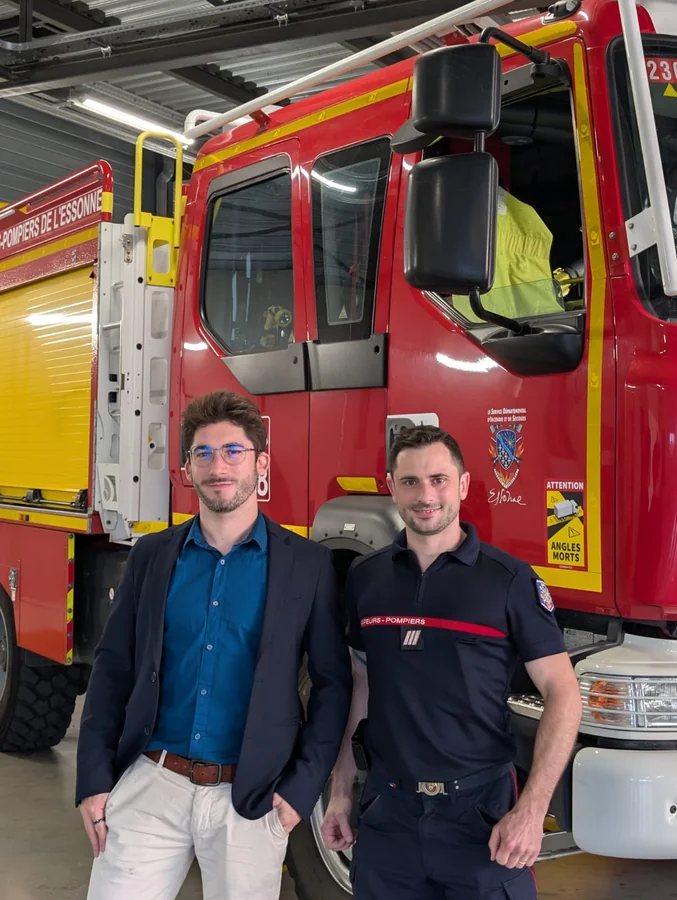 Renouvellement de la convention entre QuizzLearn et le SDIS de l'Essonne, devant un engin des Pompiers de l'Essonne