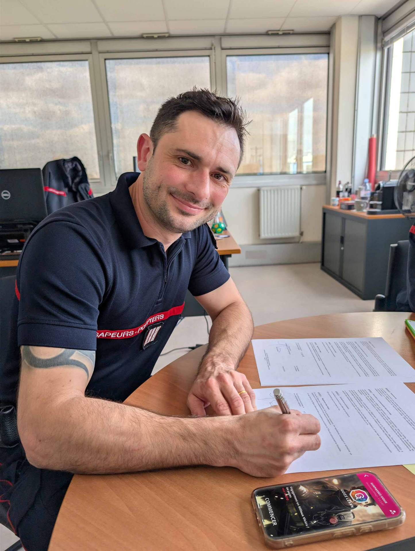David, cofondateur de QuizzLearn et sapeur-pompier, signant la convention avec le SDIS 91